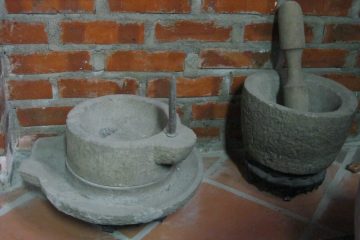 Chiếc cối đá của chị tôi