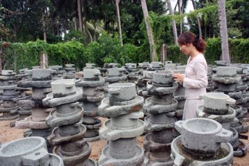 Khu vườn toàn cối xay bằng đá của một phụ nữ