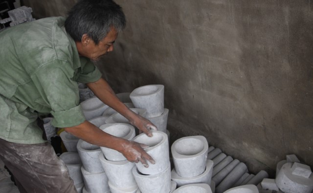 nguoi thoi hon vao coi da